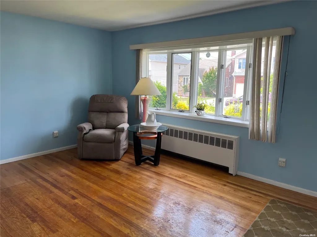 189 Oakley Avenue Elmont NY 11003
