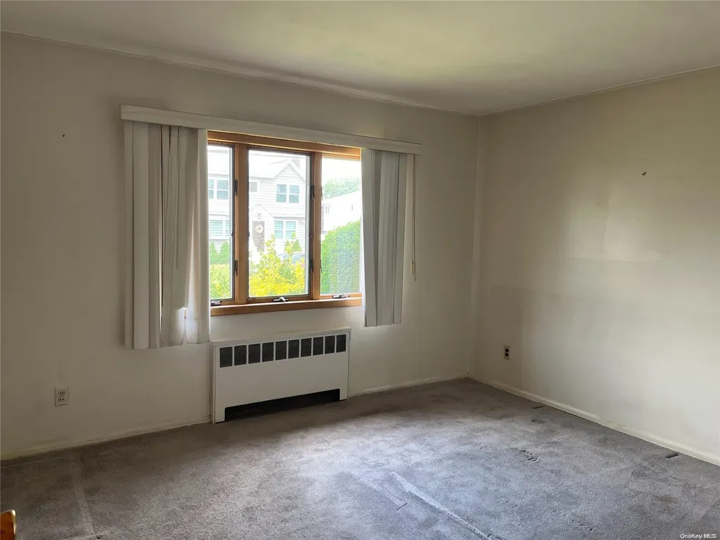 189 Oakley Avenue Elmont NY 11003