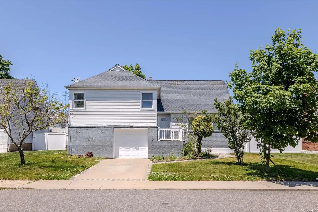 18 Davison Place Freeport NY 11520