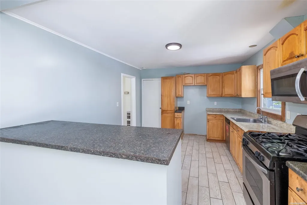 18 Davison Place Freeport NY 11520