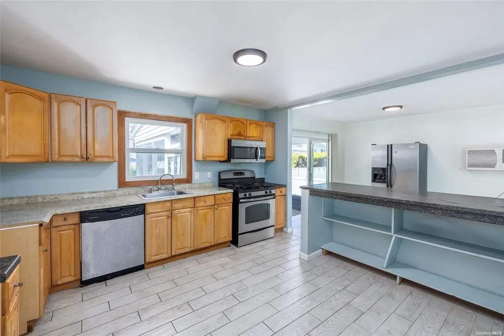 18 Davison Place Freeport NY 11520
