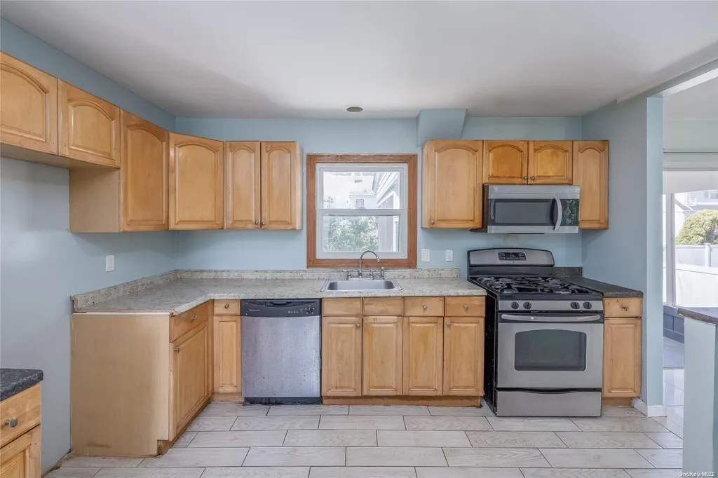 18 Davison Place Freeport NY 11520