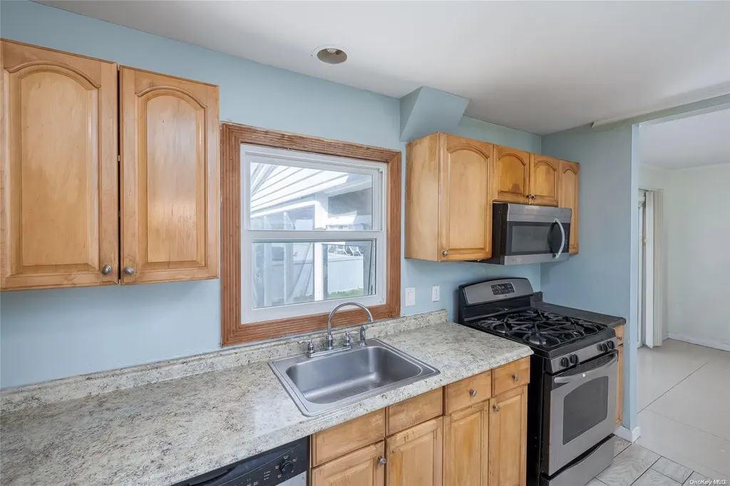 18 Davison Place Freeport NY 11520