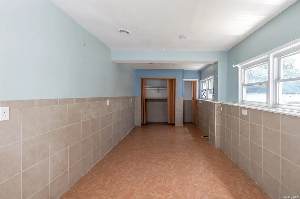 18 Davison Place Freeport NY 11520