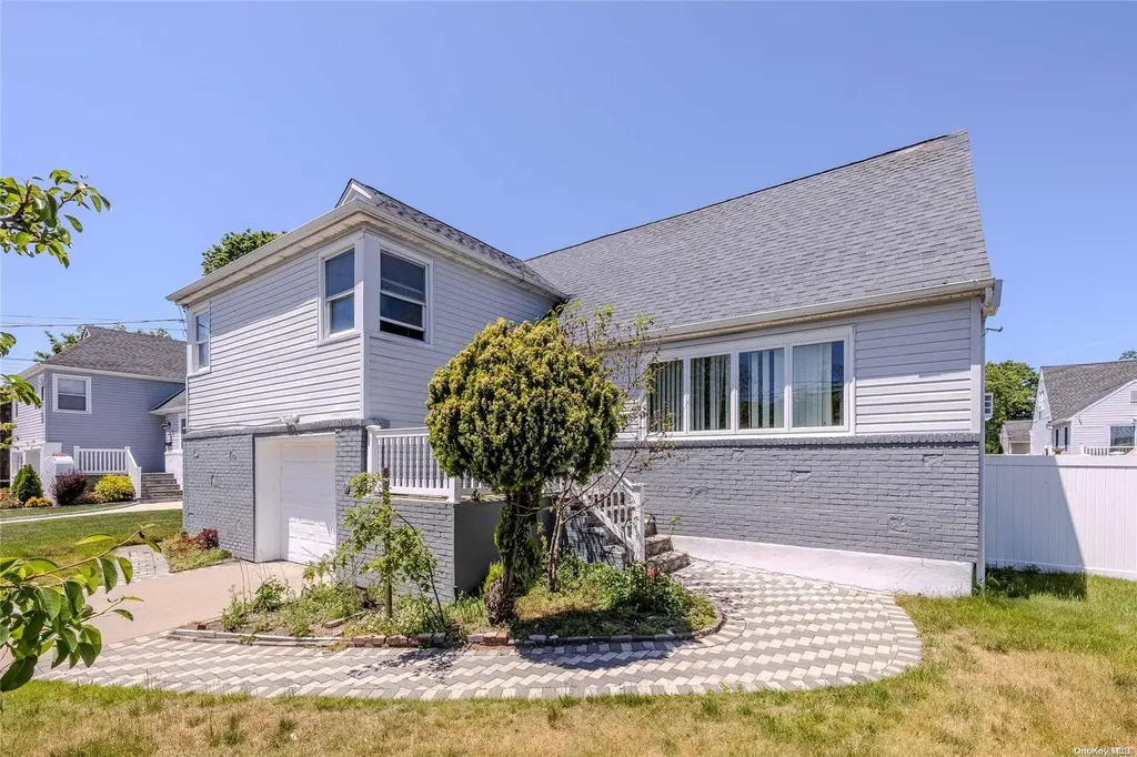 18 Davison Place Freeport NY 11520