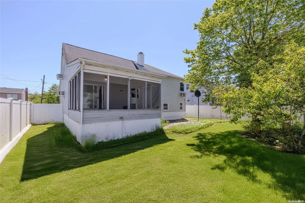 18 Davison Place Freeport NY 11520