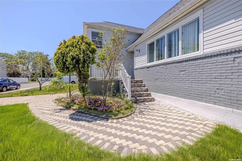 18 Davison Place Freeport NY 11520