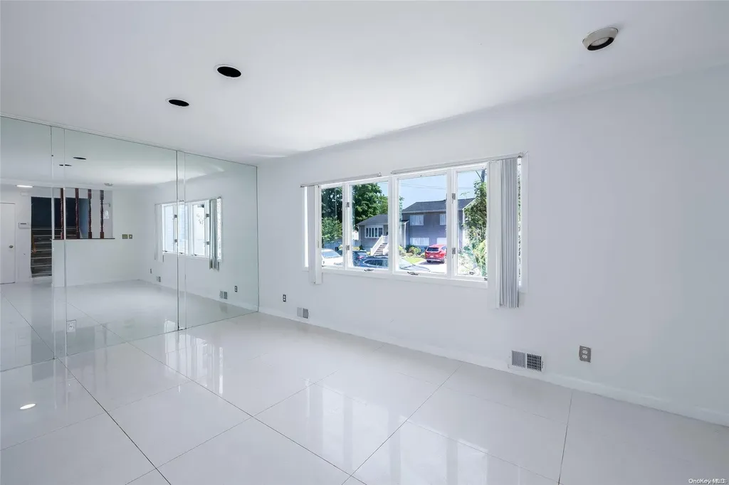 18 Davison Place Freeport NY 11520