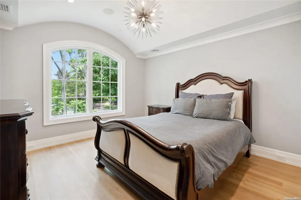 68 Colonial Parkway Manhasset NY 11030