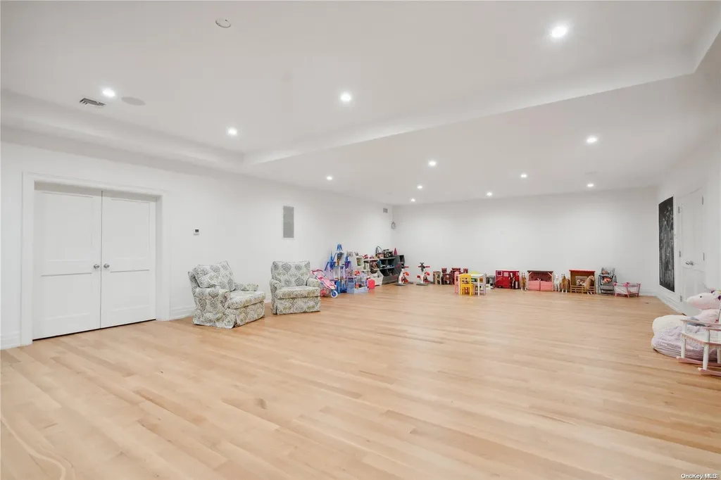 68 Colonial Parkway Manhasset NY 11030
