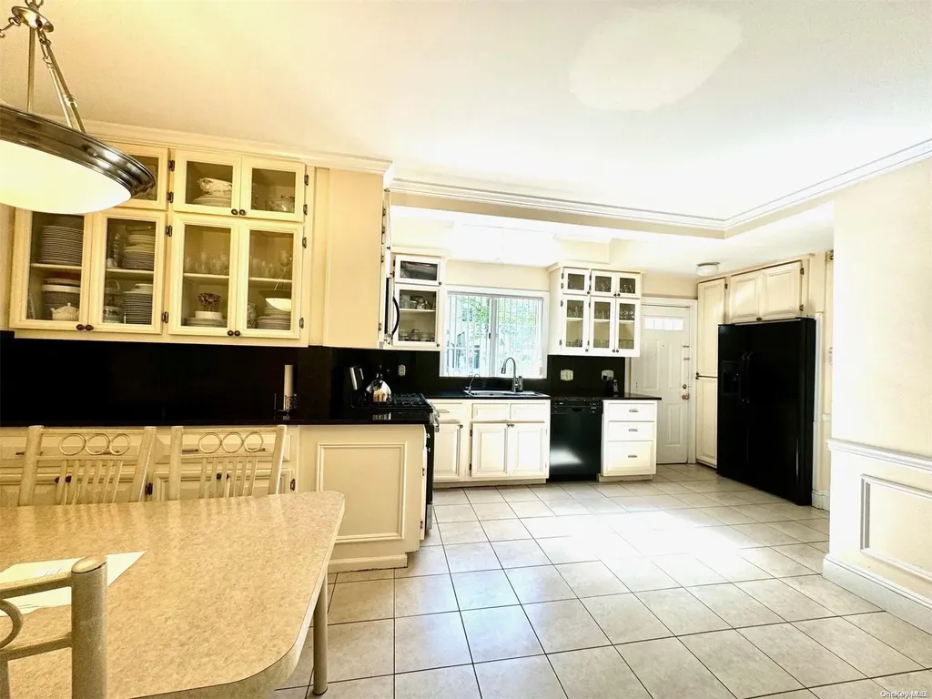 76 Fairview Avenue Great Neck NY 11023