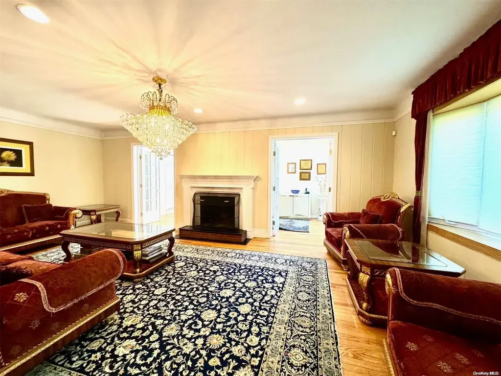 76 Fairview Avenue Great Neck NY 11023