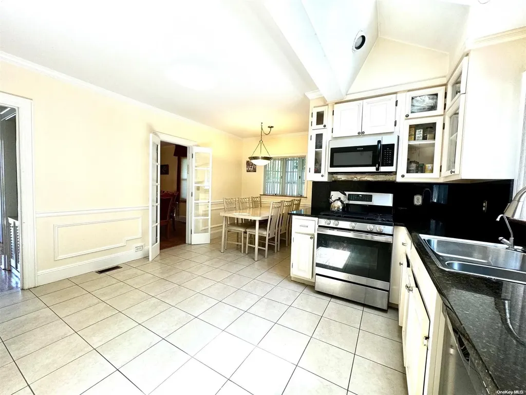 76 Fairview Avenue Great Neck NY 11023