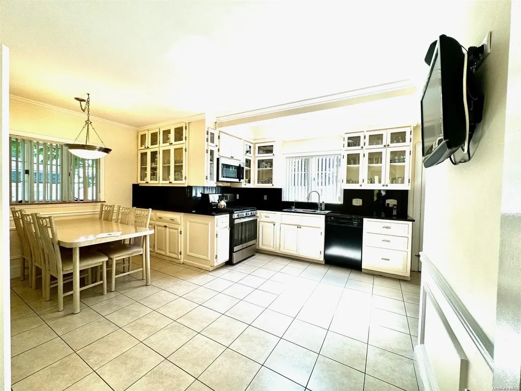 76 Fairview Avenue Great Neck NY 11023