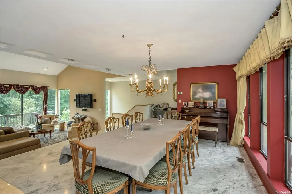 5 Colt Place Old Westbury NY 11568