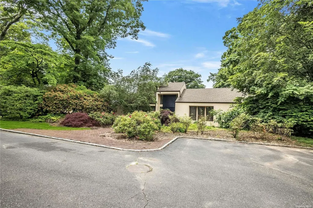 5 Colt Place Old Westbury NY 11568