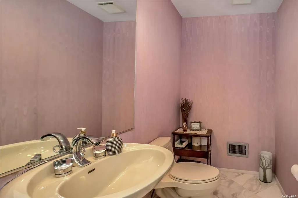 5 Colt Place Old Westbury NY 11568