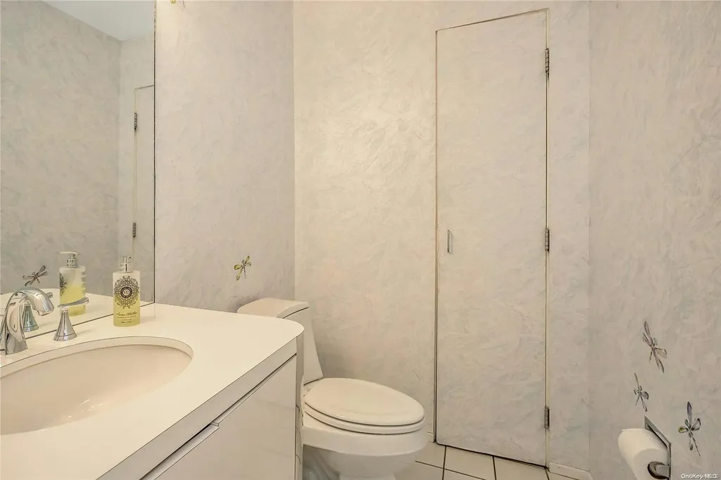 5 Colt Place Old Westbury NY 11568