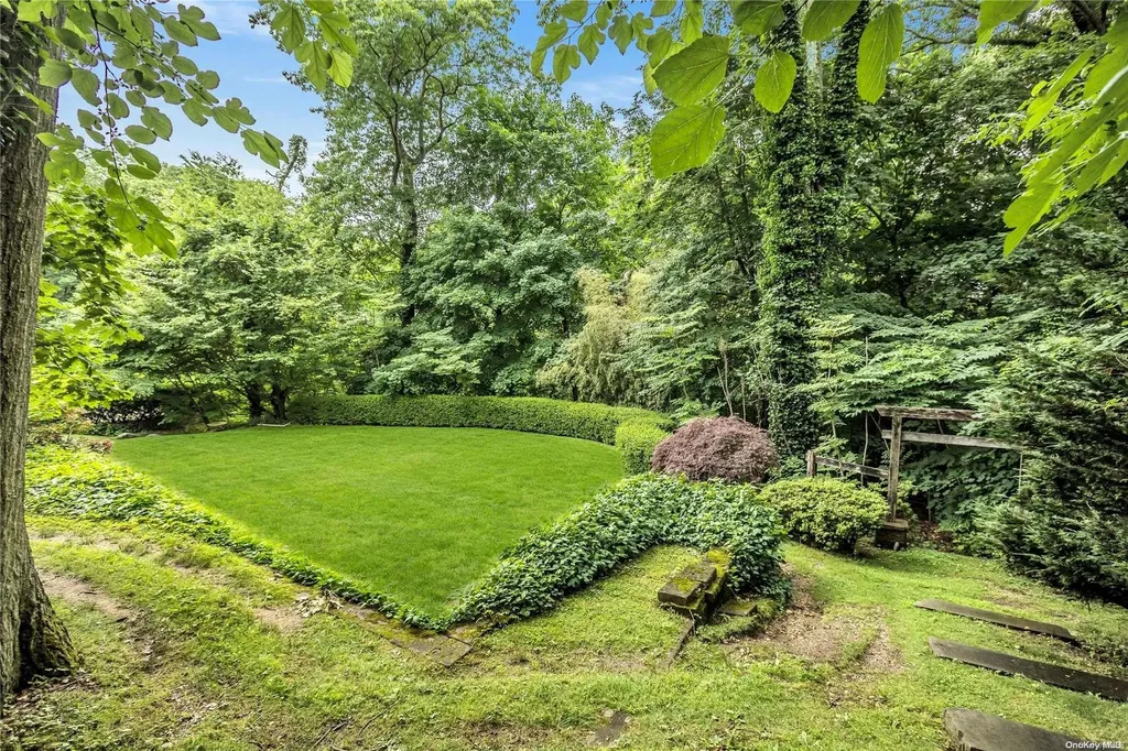 5 Colt Place Old Westbury NY 11568