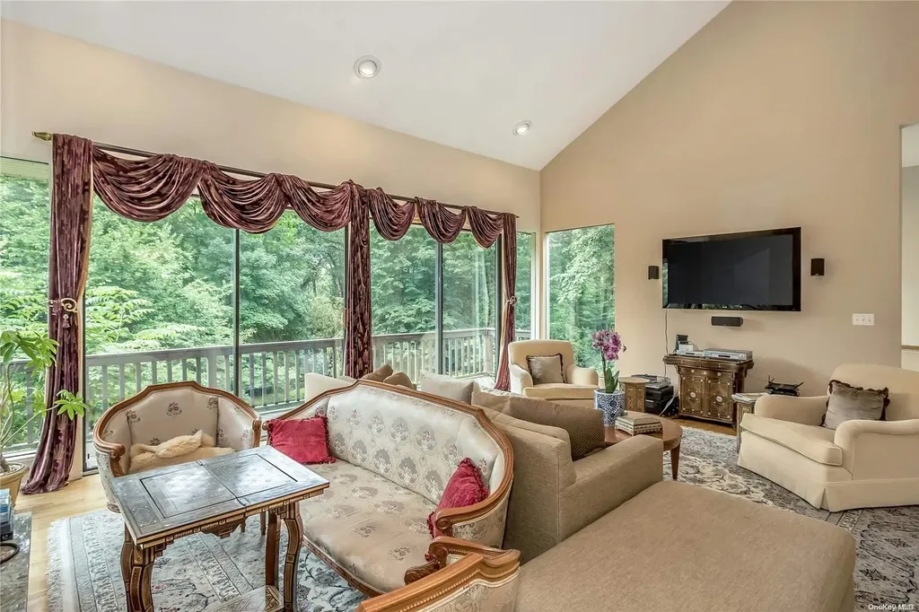 5 Colt Place Old Westbury NY 11568