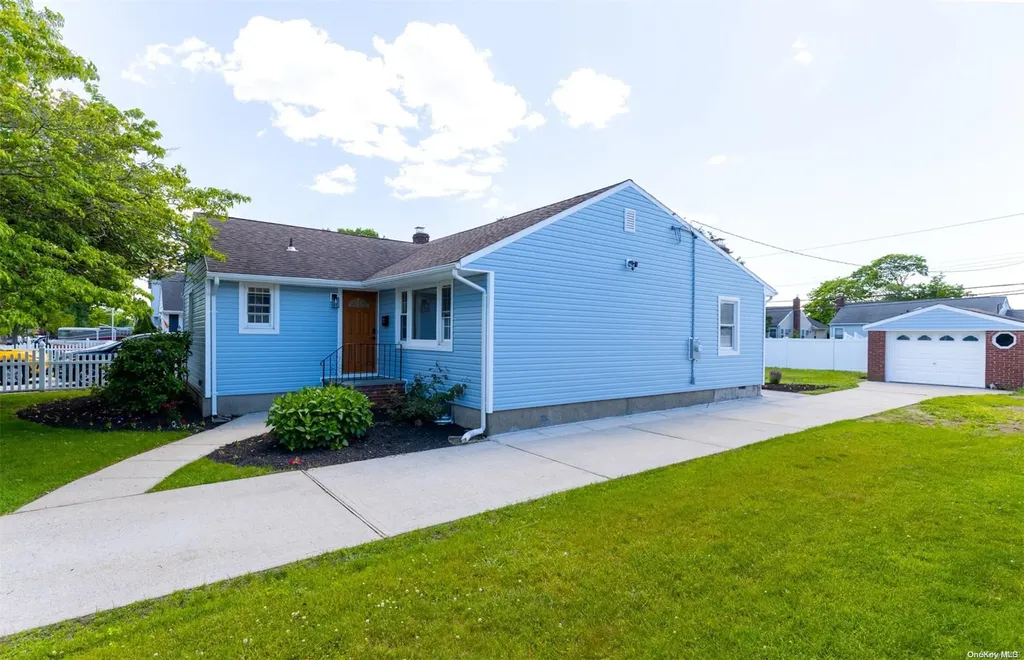 52 E End Avenue Hicksville NY 11801