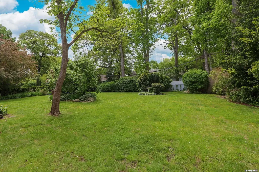 20 Park Drive E Syosset NY 11791