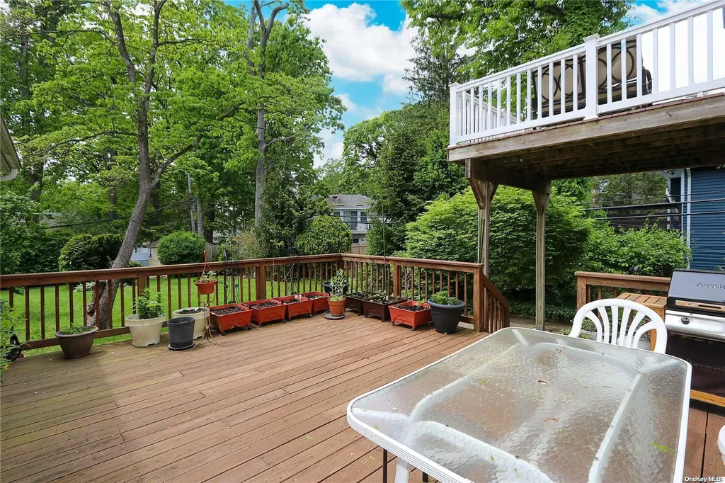20 Park Drive E Syosset NY 11791