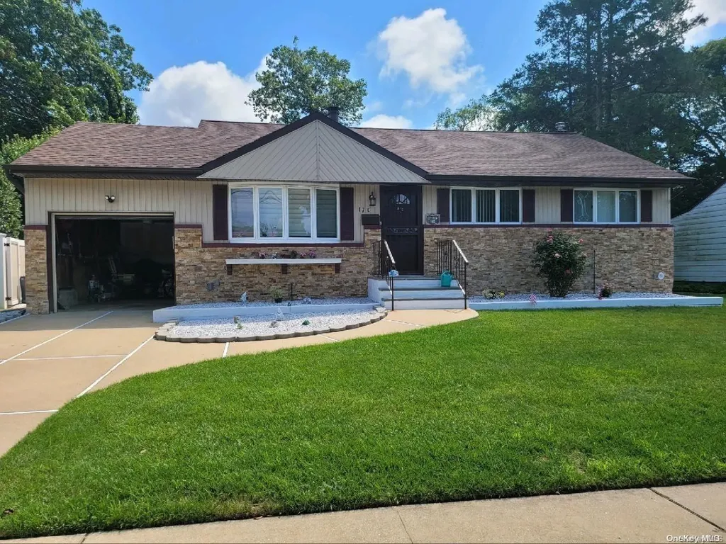17 Pepper Circle E Massapequa NY 11758