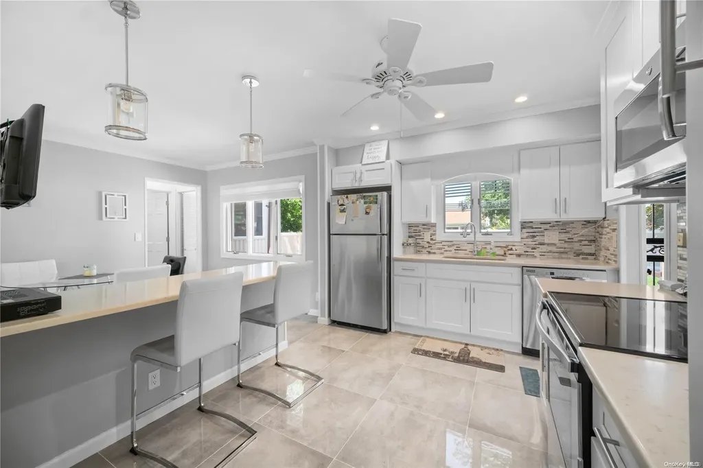17 Pepper Circle E Massapequa NY 11758