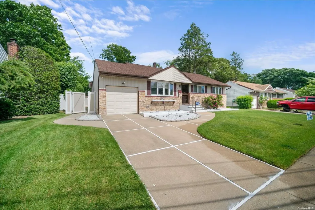 17 Pepper Circle E Massapequa NY 11758