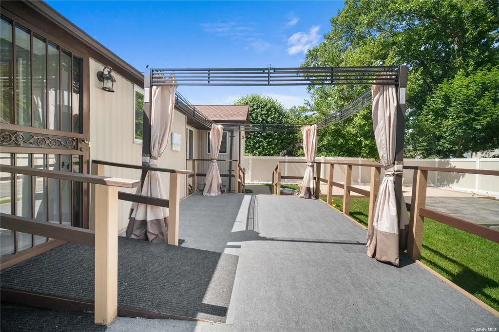 17 Pepper Circle E Massapequa NY 11758