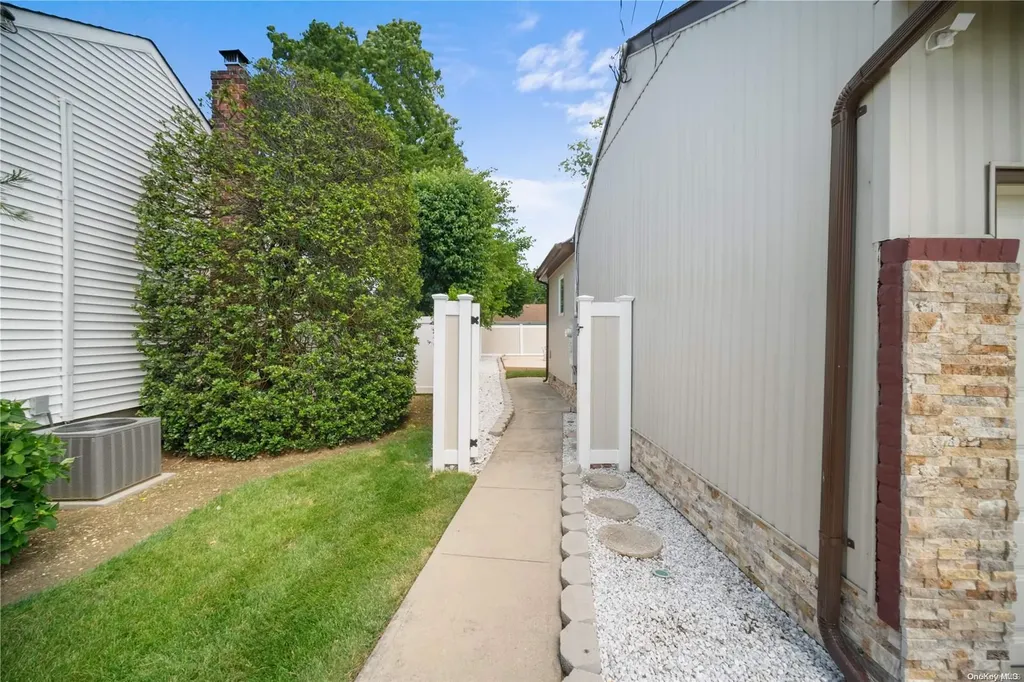 17 Pepper Circle E Massapequa NY 11758