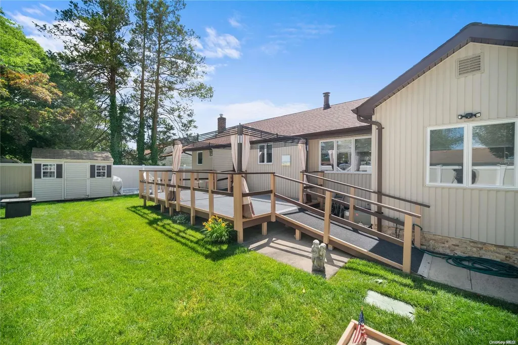 17 Pepper Circle E Massapequa NY 11758