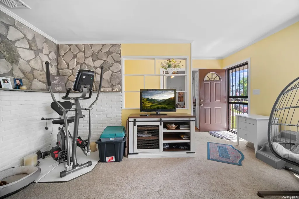 17 Pepper Circle E Massapequa NY 11758