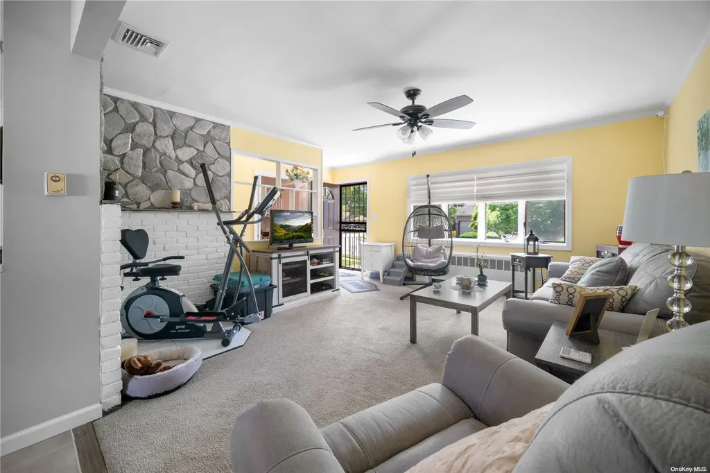17 Pepper Circle E Massapequa NY 11758