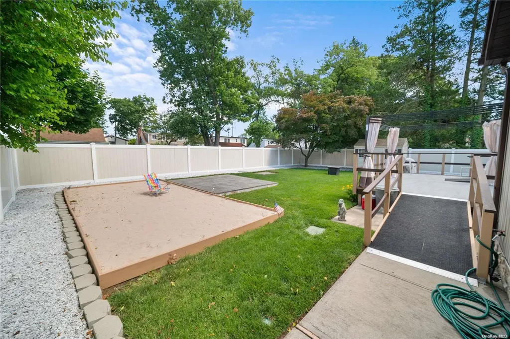 17 Pepper Circle E Massapequa NY 11758