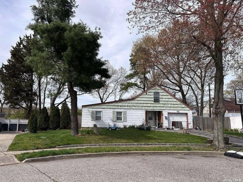 3 Hillberry Circle Holbrook NY 11741
