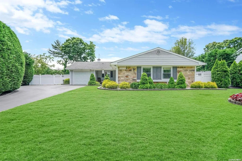 16 Hawkins Path Coram NY 11727