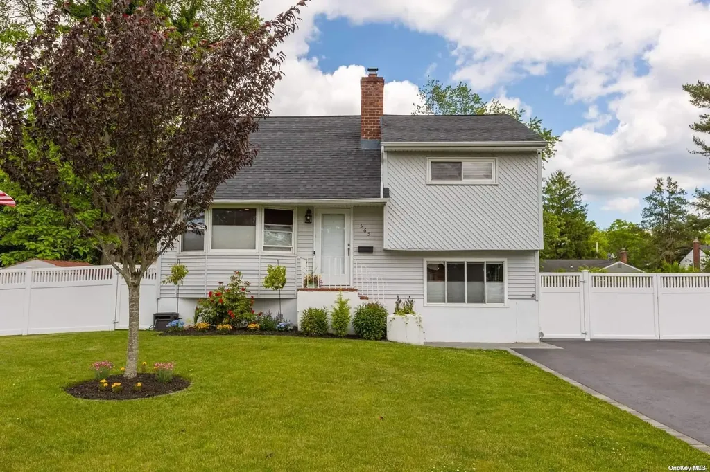 565 Peter Paul Drive West Islip NY 11795