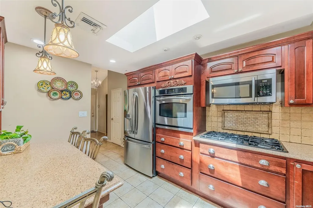 6 Sylvia Lane Plainview NY 11803