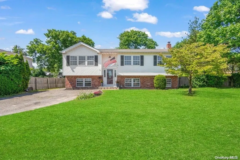 5 June Street Lindenhurst NY 11757
