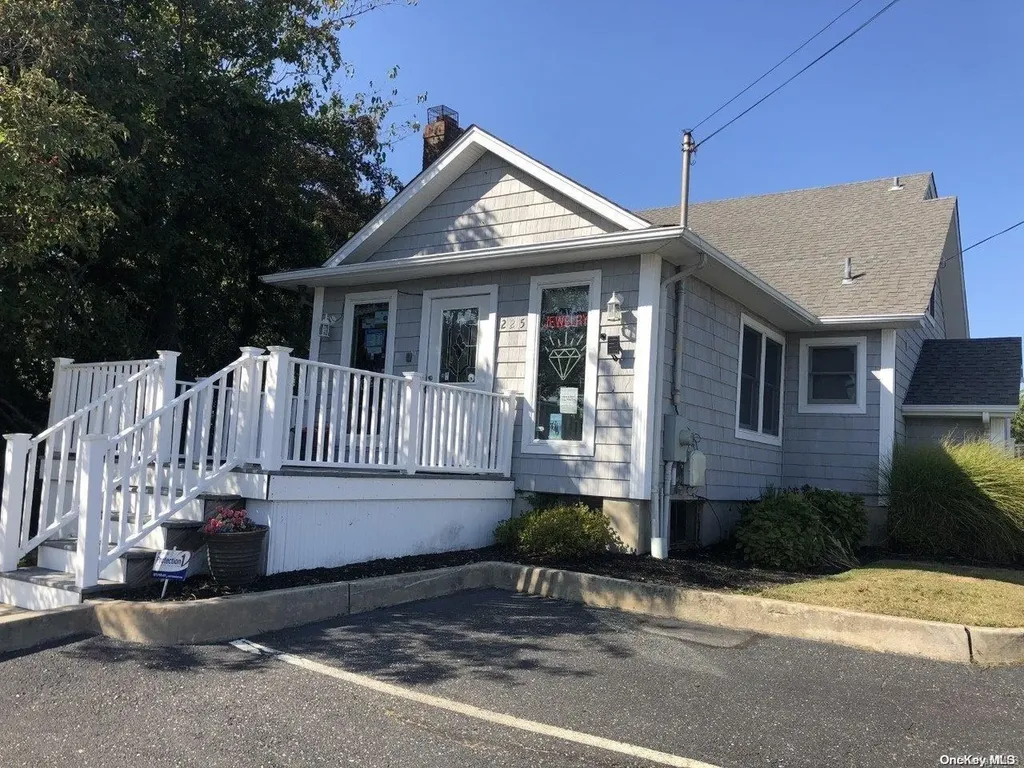 225 Main Street Islip NY 11751