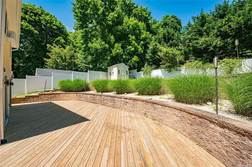 22 Overton Pass Saint James NY 11780