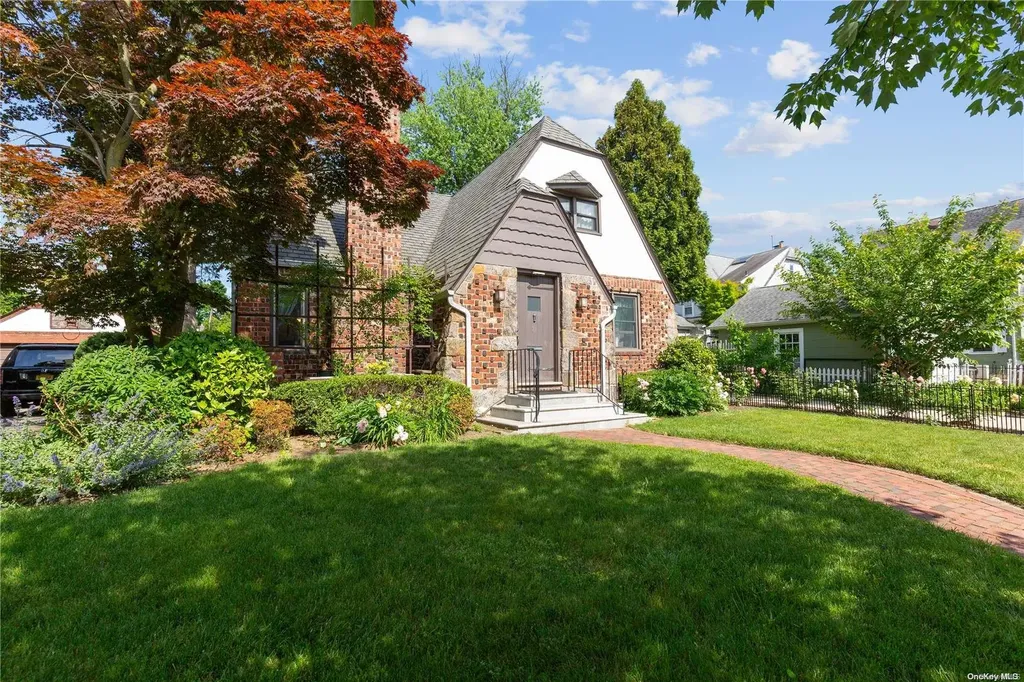 71 Berkshire Road Great Neck NY 11023