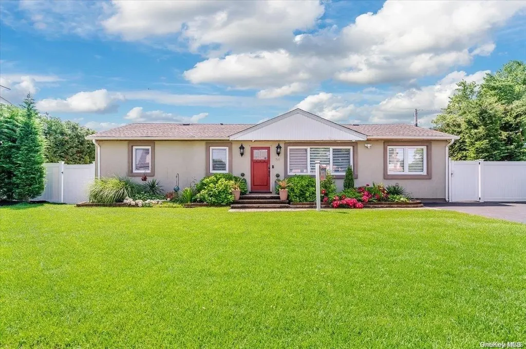54 Maple Drive Lindenhurst NY 11757