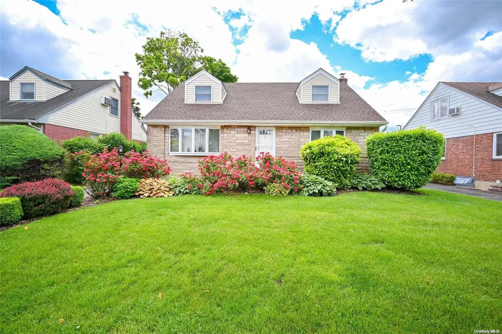 7 Greentree Road Mineola NY 11501