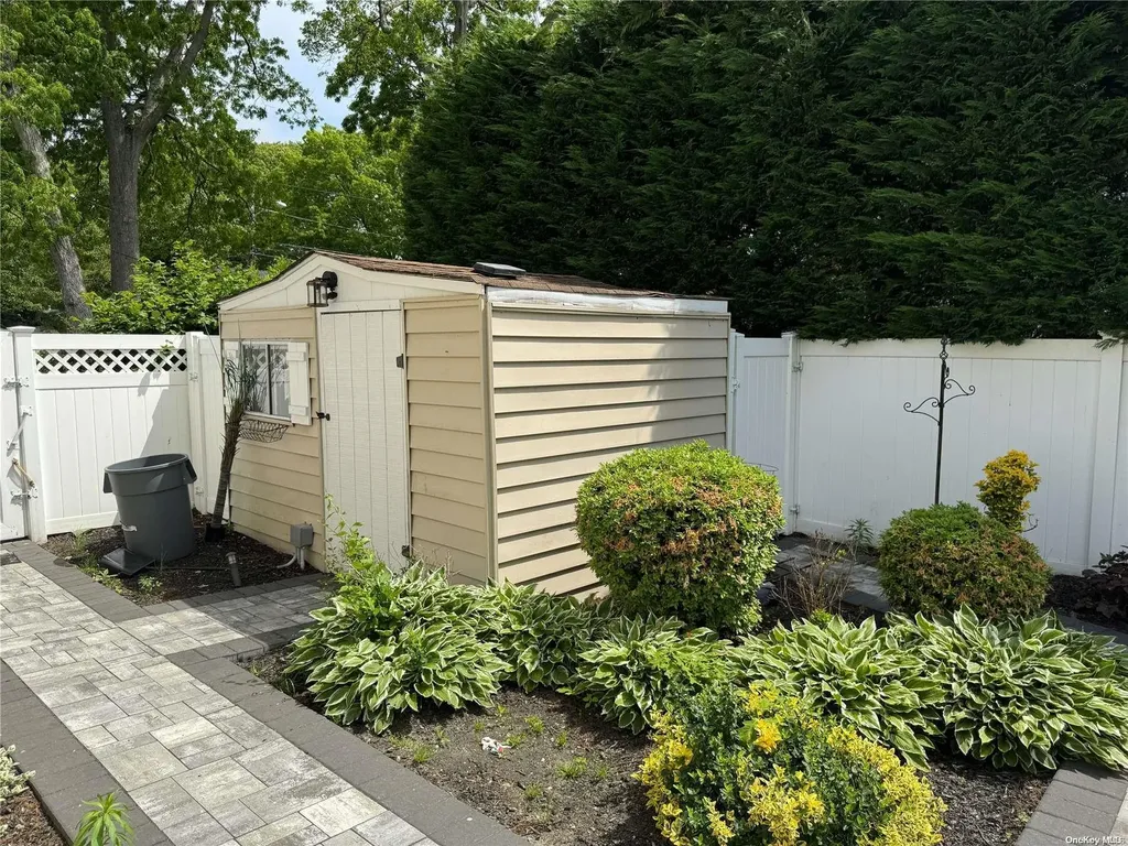 14 40th Street Islip NY 11751