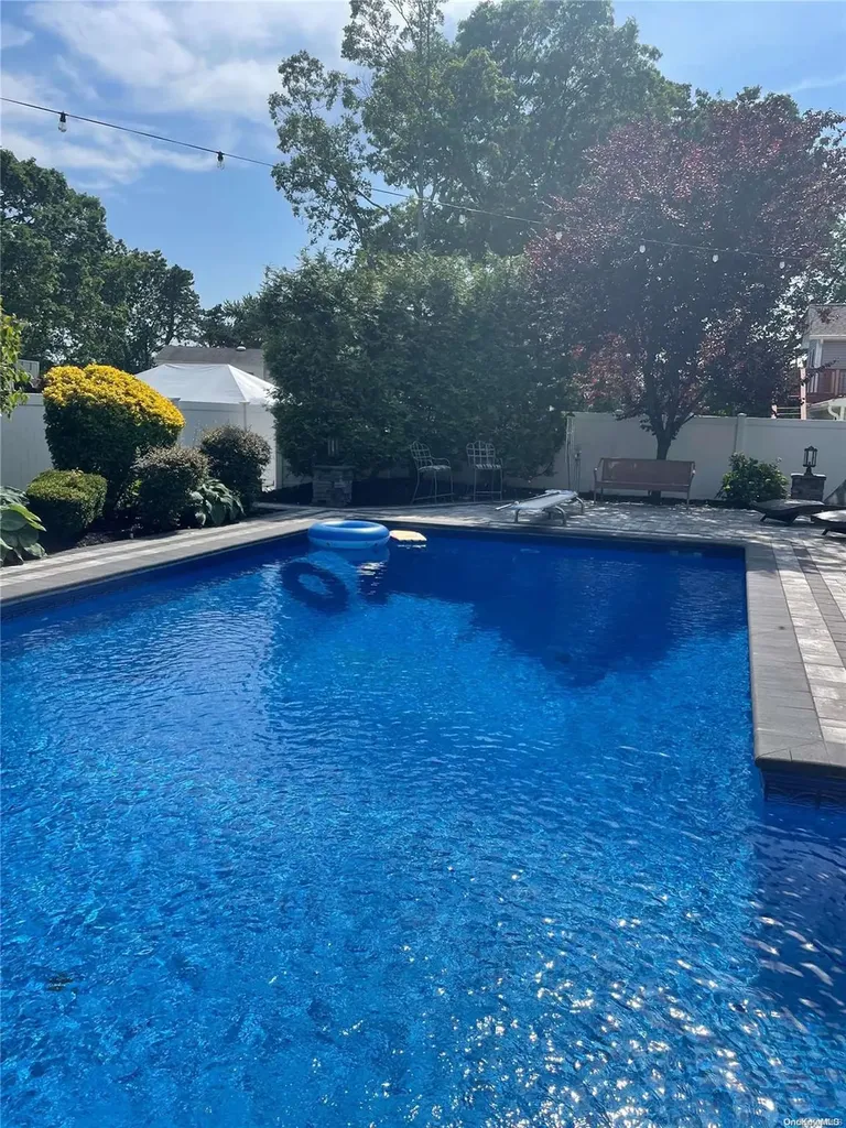 14 40th Street Islip NY 11751