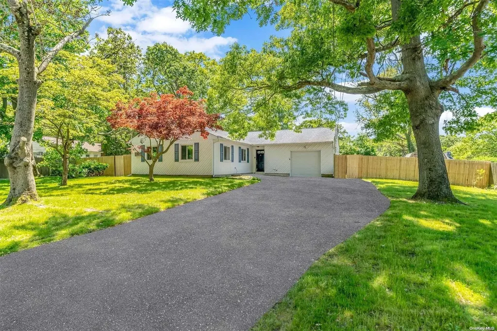 150 Pauls Path Coram NY 11727