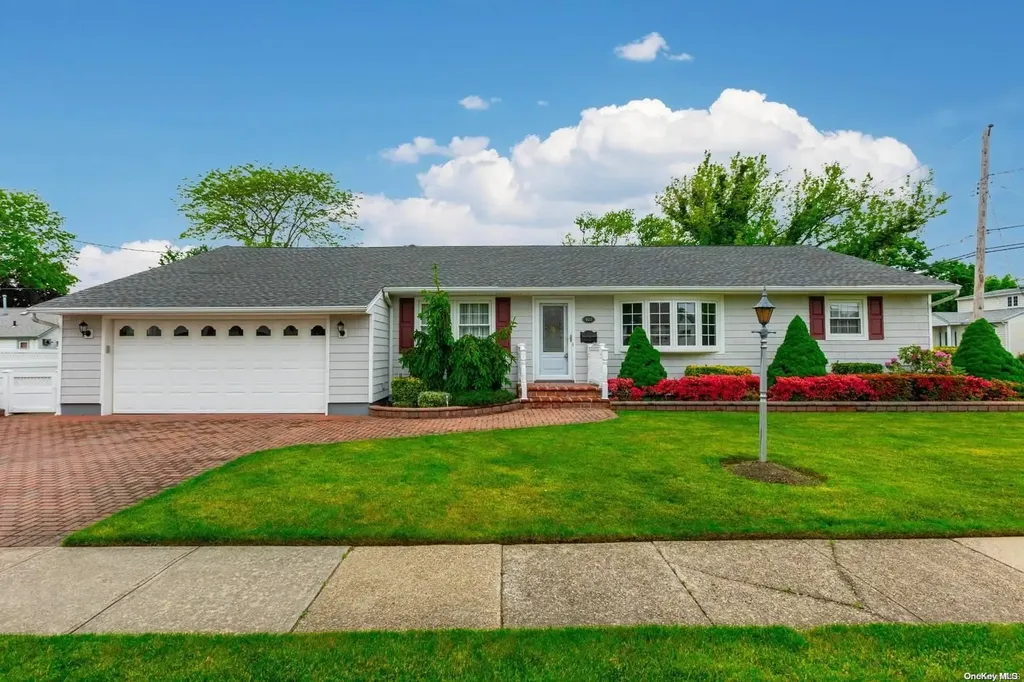 402 2nd Avenue Lindenhurst NY 11757